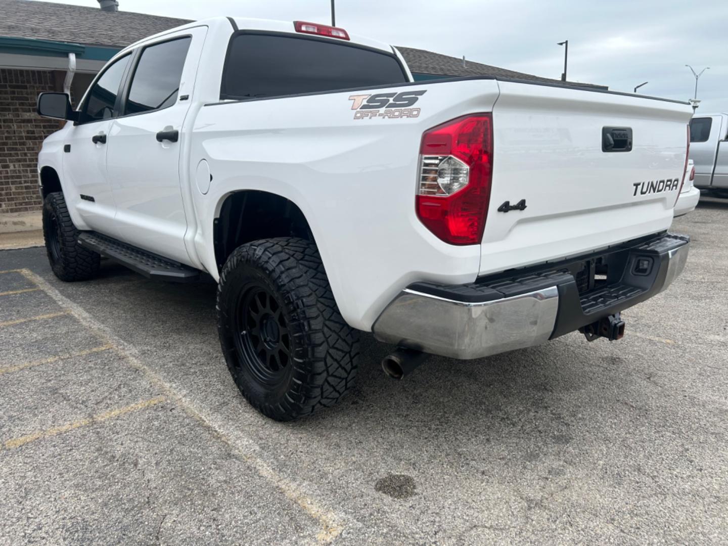 2018 White Toyota Tundra SR5 5.7L V8 CrewMax 4WD (5TFDY5F16JX) with an 5.7L V8 DOHC 32V engine, 6A transmission, located at 1687 Business 35 S, New Braunfels, TX, 78130, (830) 625-7159, 29.655487, -98.051491 - Photo#8